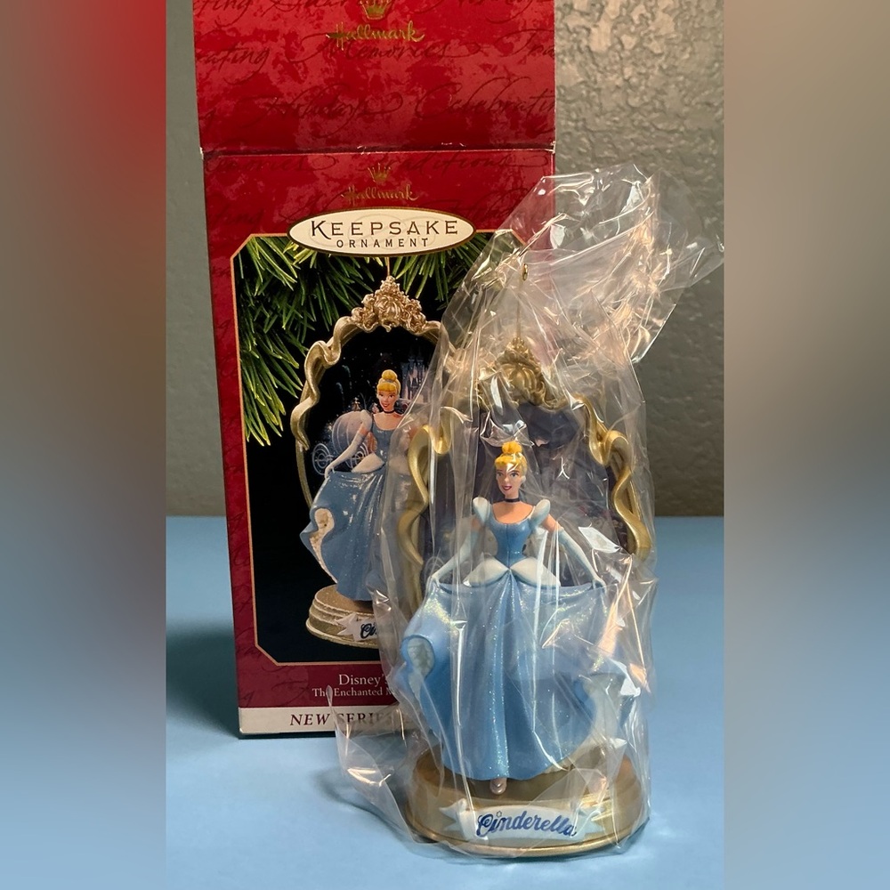 Hallmark Keepsake Ornament, Disney’s Cinderella & Coach NIB 1997 #1/Series